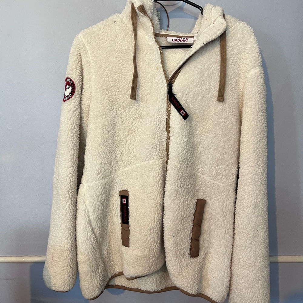 Canada wear fleece jacket.